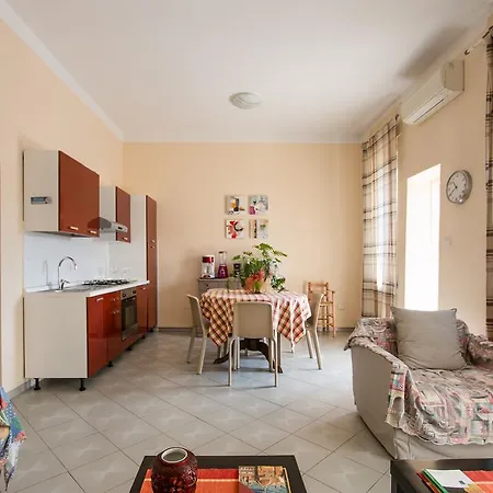 Attico Con 2 In Via Vespucci Апартаменти *