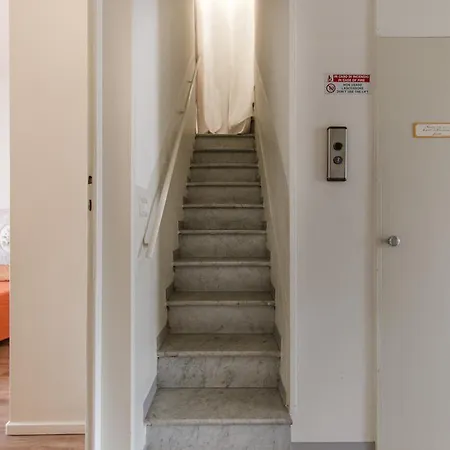 Lägenhet Attico Con 2 Camere In Via Vespucci *